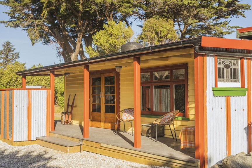 The Pohutukawa Cottage...Tranquil and Unusual